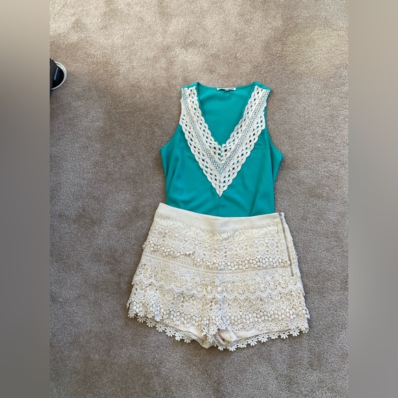 Collective Concepts woman’s lace and teal top - Picture 4 of 5